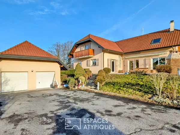 Maison familiale aux beaux volumes proche de la frontière 