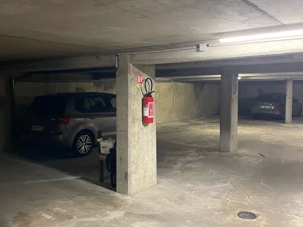 Parking sécurisé pour moto ou scooter 