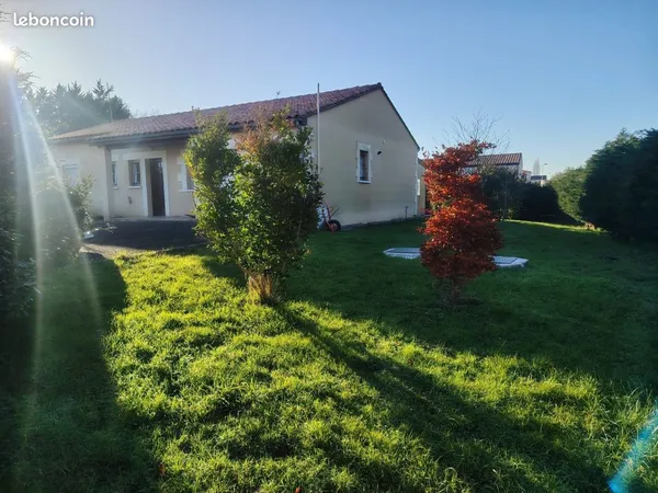 Vends maison de plein pied sur un terrain de 800 M2 clos avec jardin d'agrément entièrement 