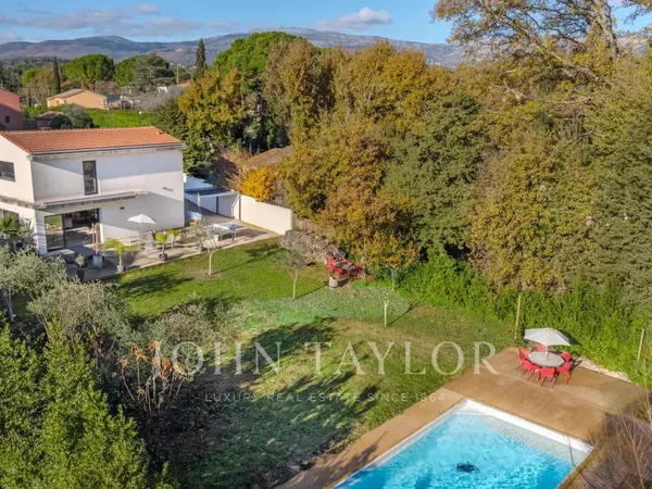 Villa moderne à pied des commodités 
