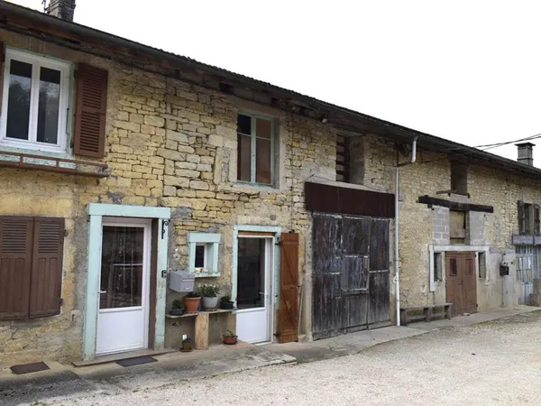 À vendre - Ancien corps de ferme avec 1 hectare de terrain - Louvenne / Val Suran 