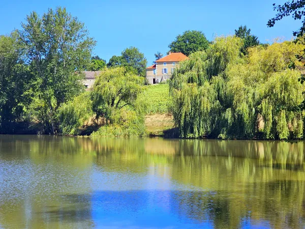 MAGNIFIQUE GRANDE FERME 31 HECTARES VUE DOMINANTE ET LAC - NOMBREUX BATIMENTS 