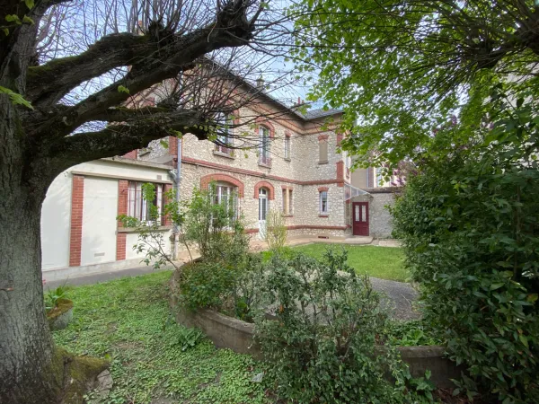 Propose colocation chambre meublée sdb dans maison 270m² Chartres 