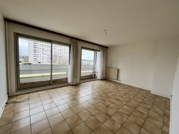 Appartement 4 pièces avec une cave et un parking 