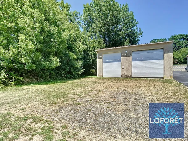 Double garage avec fort potentiel d'aménagement et terrain à Mouilleron Saint Germain 