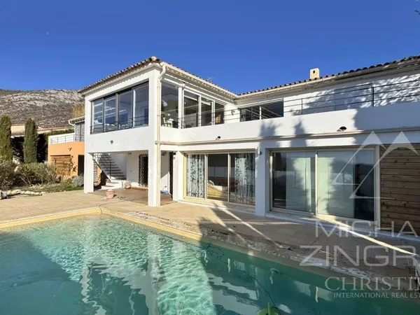 Élégante villa contemporaine en position dominante - Vue mer à l 