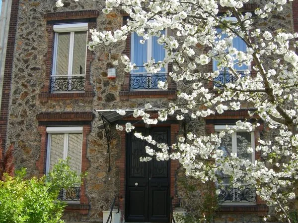 Maison meulière centre-ville, 5 min RER E, au calme, 170 m2 