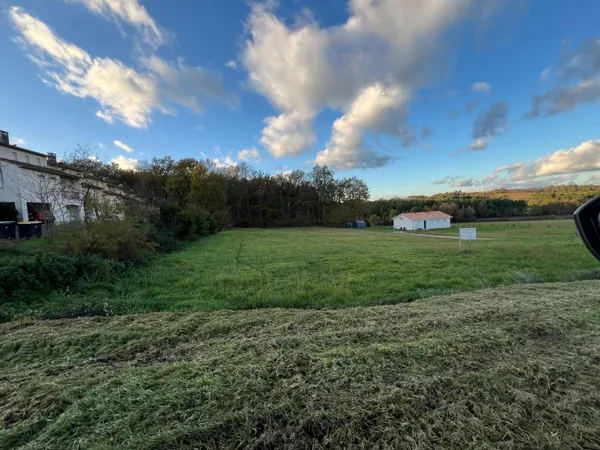 À vendre : Terrain constructible de 1 356 m² - Idéal pour votre projet de vie ! 