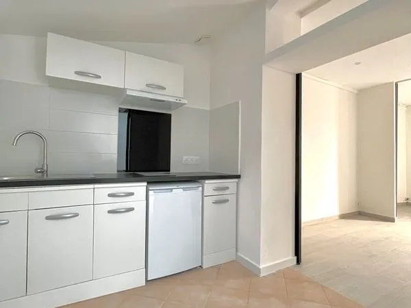 Appartement traversant entièrement rénové, disponible immédiatement 