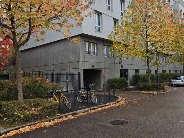 Garage sécurisé au sous-sol rue des destinées 