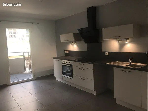 Appartement 3 pièces avec balcon et place de parking privative 