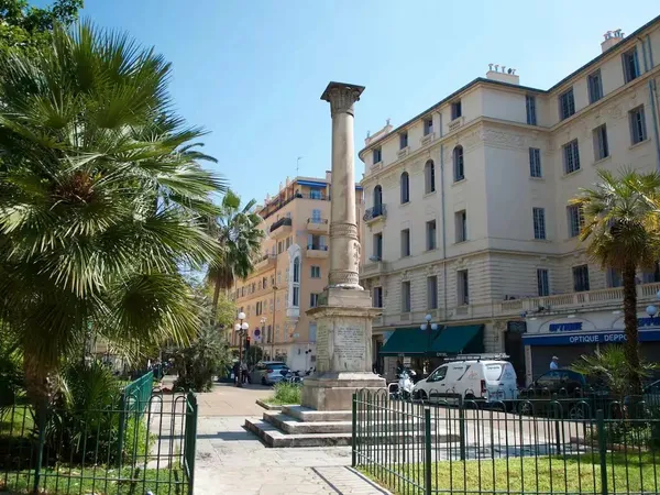 Appartement T1 unique de 36 m² + mezzanine de 11 m² à deux pas de la Promenade des Anglais 