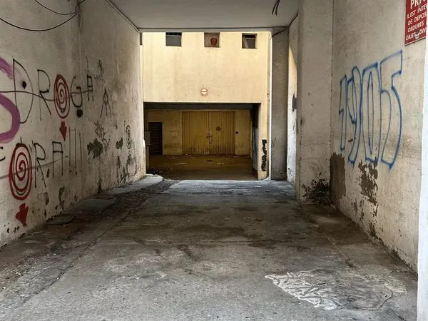 Parking/box 1 pièce 35 m² 
