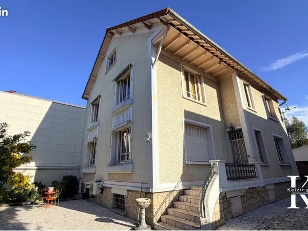 Propriété 8 pièces 243 m² 
