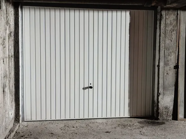 GARAGE / BOX SÉCURISÉ (secteur quartier Berriat / Nicolas Chorier / rue d'Alembert ) 