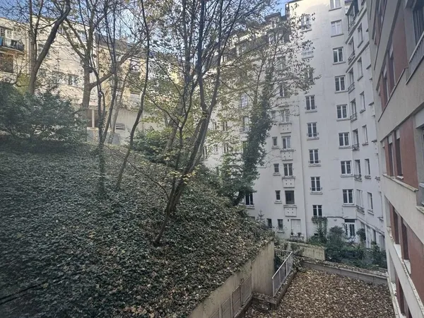 Studio calme en bon état 