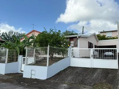 Rivière Salée Charmante petite villa de type 3 avec garage 