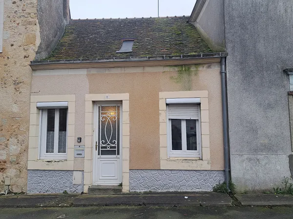 PETITE MAISON AVEC TRAVAUX- CROSMIERES- PRIX ATTRACTIF 