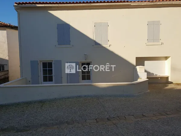 Maison Bourg-Charente 3 chambres - une cour 