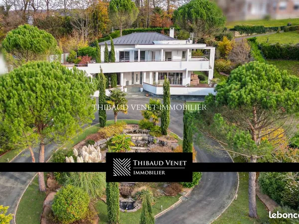 Villa 6 pièces 329 m² 