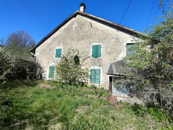 Maison à rénover avec dépendances 