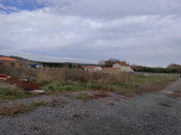 Terrain à bâtir de 605 m² à AIGUEPERSE (63) 