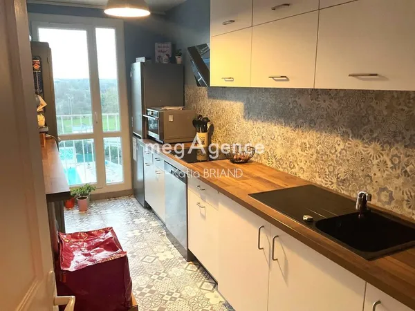 Appartement T4 avec parking et cave. 