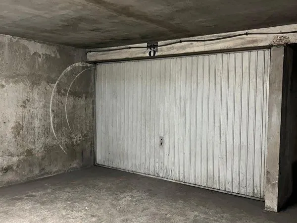 Place de parking à louer dans box+garage fermé 