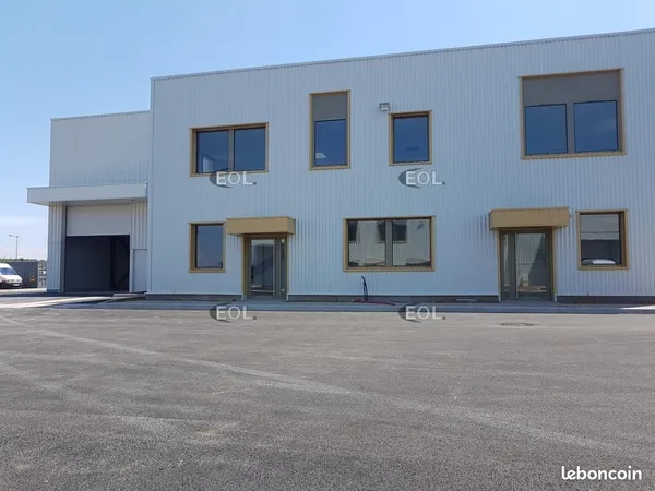 Local d'activité 695 m² 