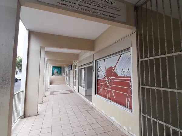 LOCAL PROFESSIONNEL ou COMMERCIAL 56m2 _97410 Saint-Pierre 