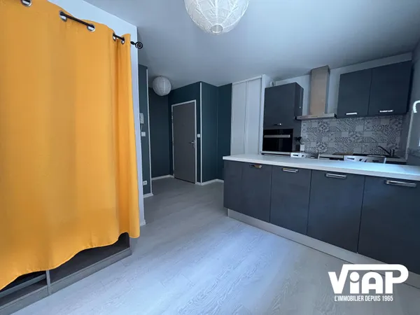 STUDIO MEUBLE EN HYPER CENTRE A PROXIMITE DE LA MAIRIE 