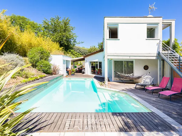Maison d'architecte avec piscine et vue sur les Coteaux de Pech David 