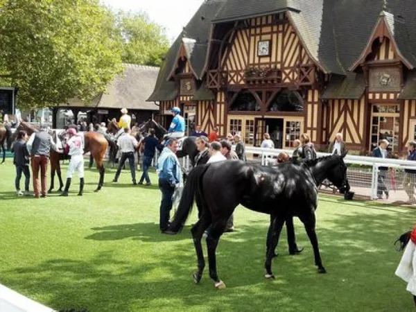 Deauville , proche champs de courses et église ... 