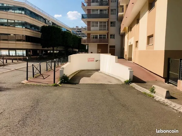 Location - Grande place de parking sécurisé 24h/24 -Front de Seine-Bellini, Puteaux (92800) 