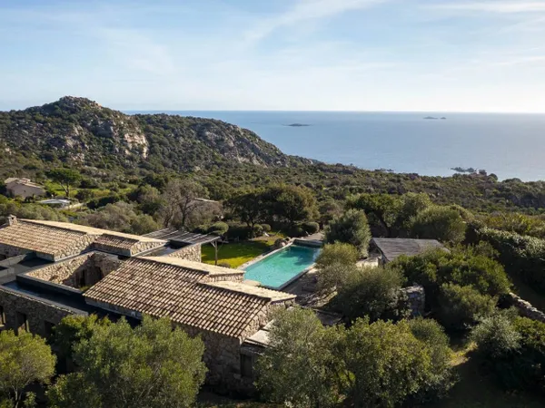 Porto-Vecchio, Palombaggia, Villa d'architecte en pierre, vue me 