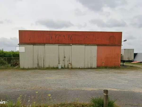 Bâtiment de 600 m² avec terrain et parking 
