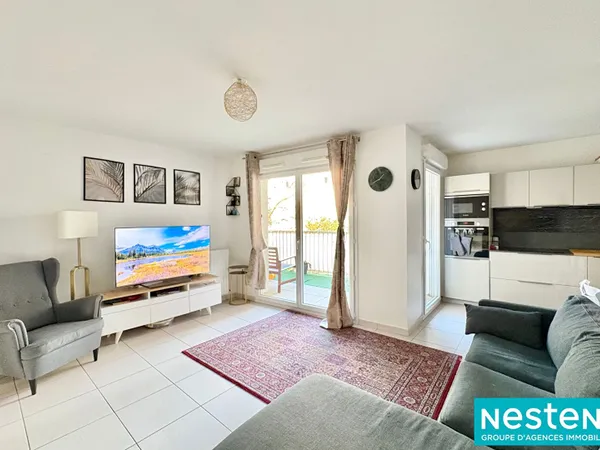 T3, LUMINEUX , TRAVERSANT, PROCHE MONTCHAT, GARAGE , 2 BALCONS 
