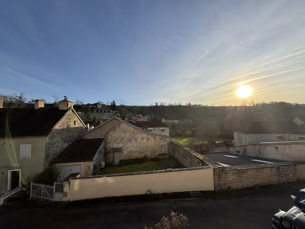 AIGNAY LE DUC Maison du XVIè s de 125 m2 avec une terrasse 