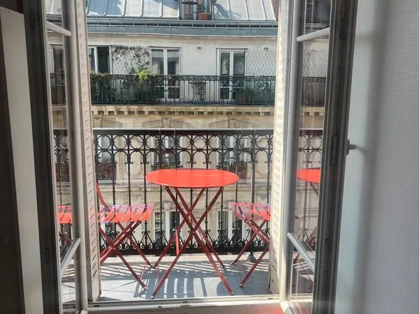 Studio 17m2 + balcon sur la rue des martyrs 
