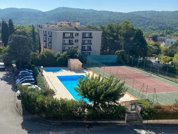 Location T4 dernier étage avec piscine 