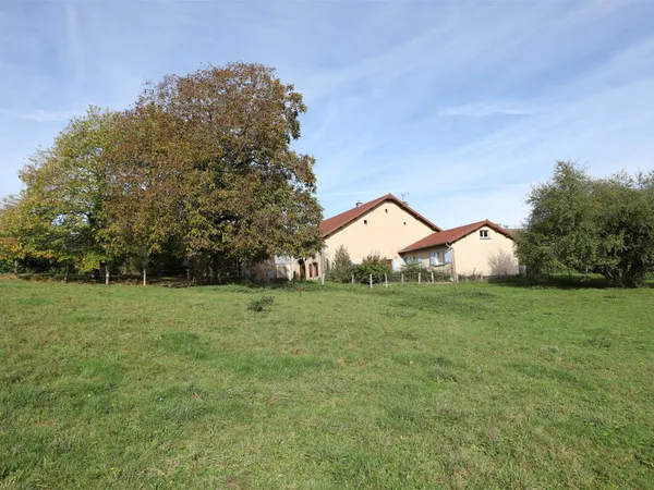 Charmante propriété avec 9 ha de terrain et 3 étangs 