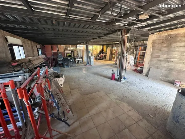 Local 230 m² Miramas 
