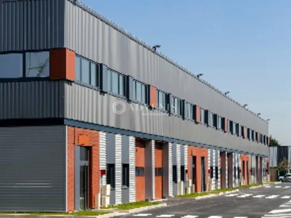 Local d'activité 3240 m² 