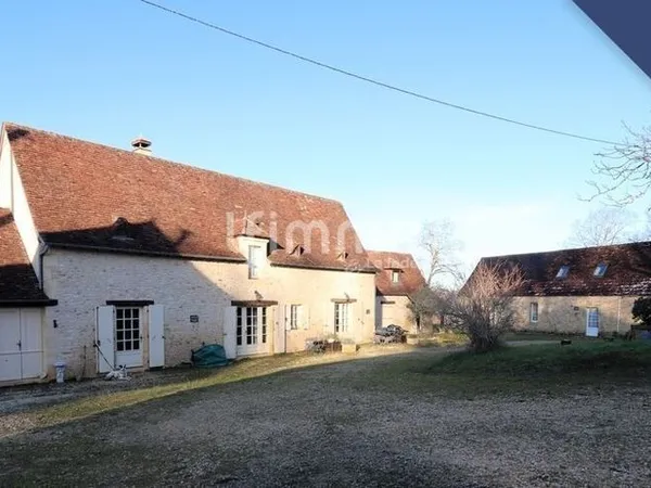 Domaine avec 1 maison,1 longère,2 gîtes,1 écurie,1 grange sur 21 