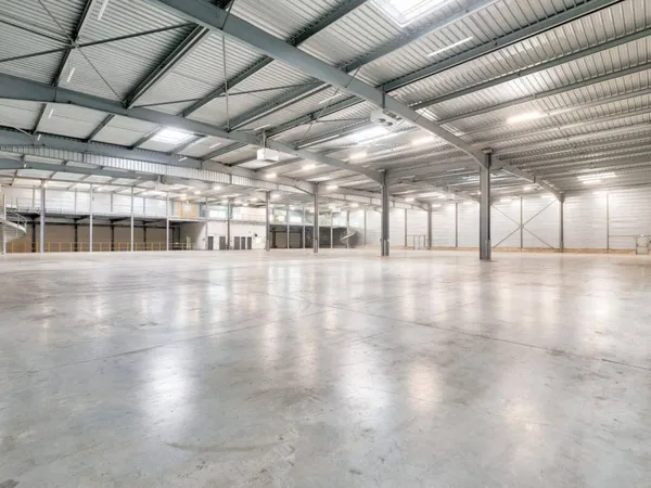 Local d'activité 3668 m² 