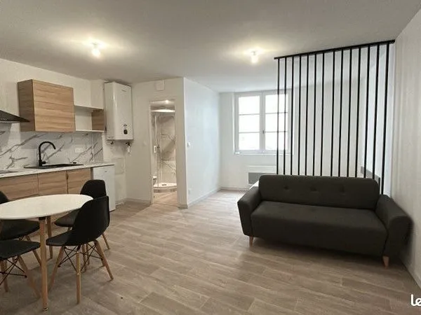 À LOUER - Studio rénové - Centre d'Angoulême 