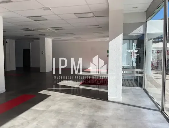 Local à louer 875 m2 commerce/entrepôt avec parking ST PIERRE 13004 