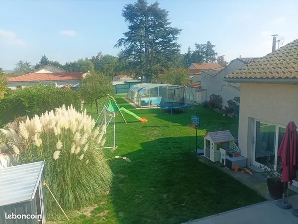 🏡 Le charme d'une maison de ville à Veauche - 4 chambres, confort et piscine au rendez-vous 