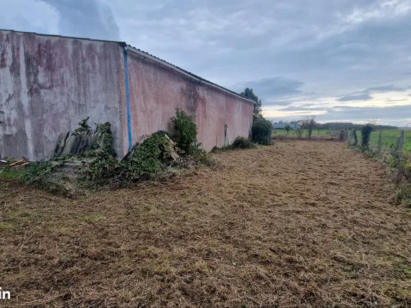 Terrain constructible avec hangar 