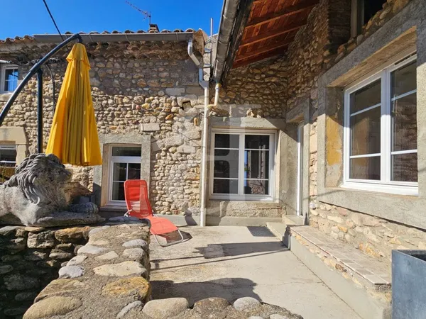 Maison de village en pierres au coeur d'un village provençal 